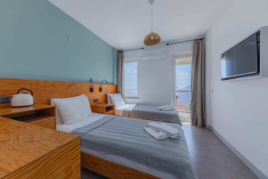 Chambre préparée avec vue sur la mer avant l’arrivée des voyageurs