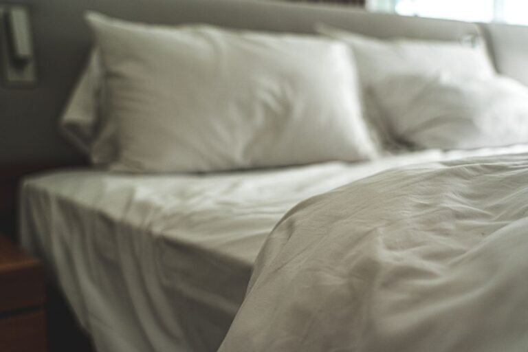 Linge de lit blanc, qualité hôtelière