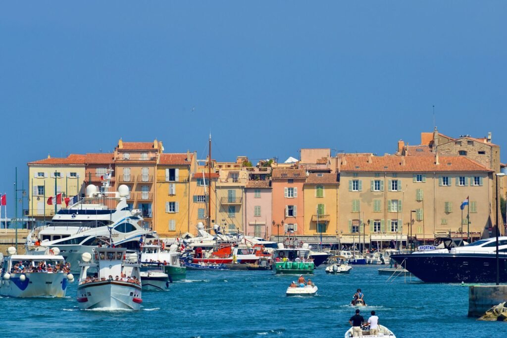 Port méditerranéen coloré sur le littoral