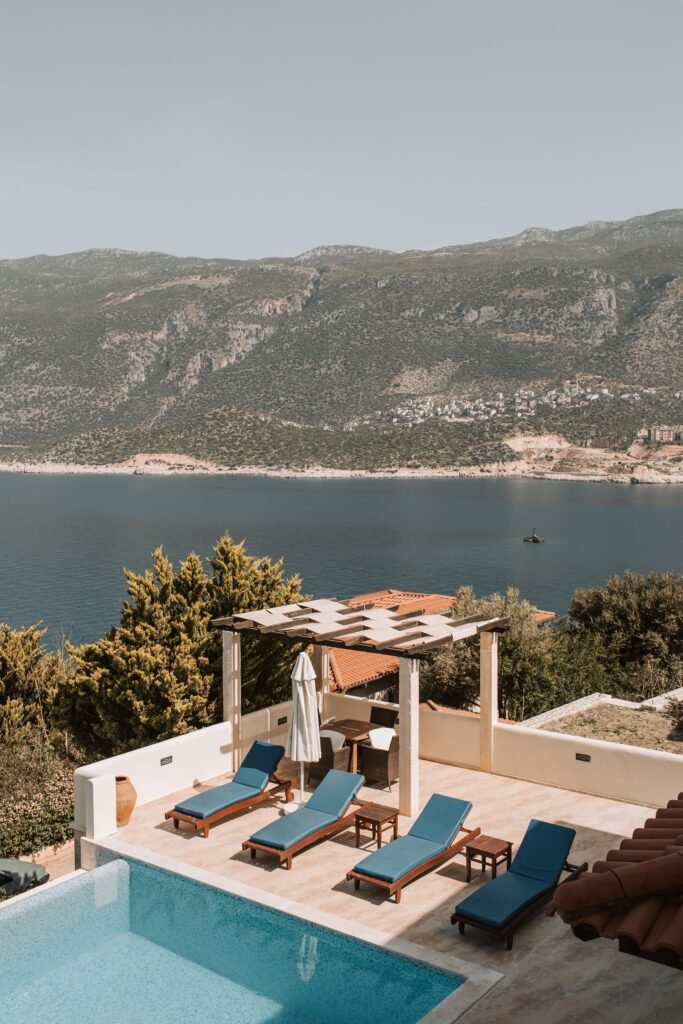 Terrasse ombragée surplombant la baie, littoral méditerranéen